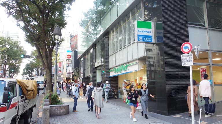 1階がファミリーマートのビルがギークスジョブになります。渋谷駅からは徒歩5分程度でアクセス良好です